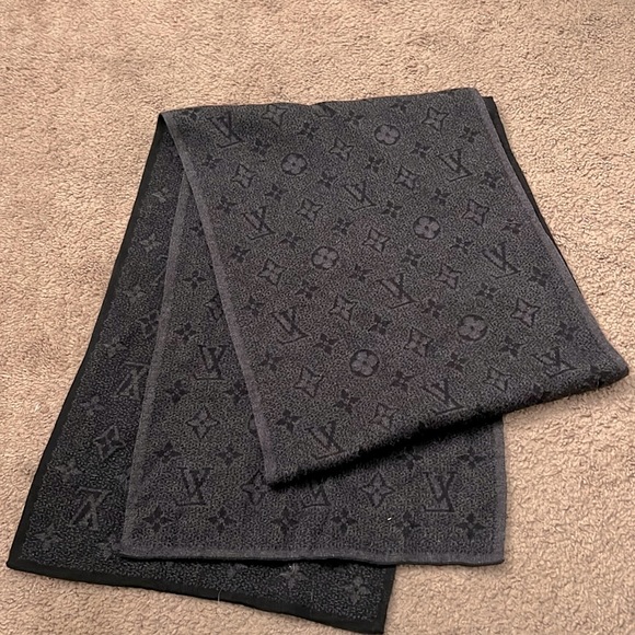 LOUIS VUITTON Scarf SHAPE: Scarf MODEL NO.: M71648 COLOR: Black MATERIAL: Wool - Picture 1 of 1